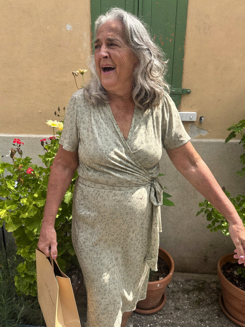 Cliente Foromo Milano con abito a portafoglio in fantasia floreale
