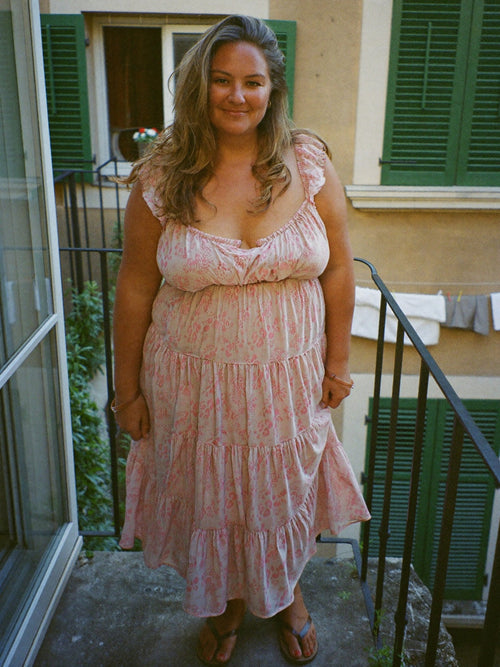 Cliente Foromo Milano con abito lungo rosa a balze