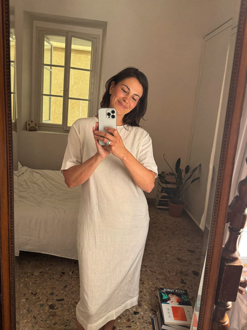 Cliente Foromo Milano con abito in lino écru