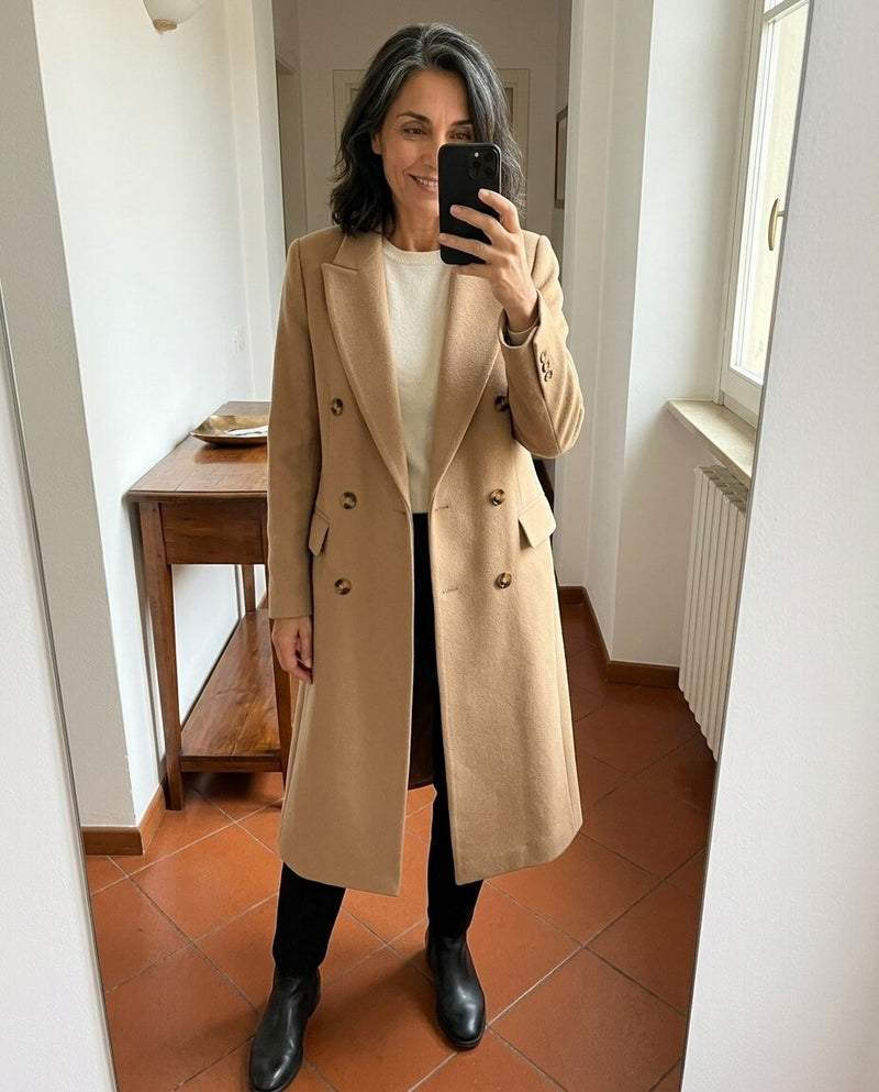 Vittoria | Cappotto Lungo Doppiopetto, colore beige, foto allo specchio a casa