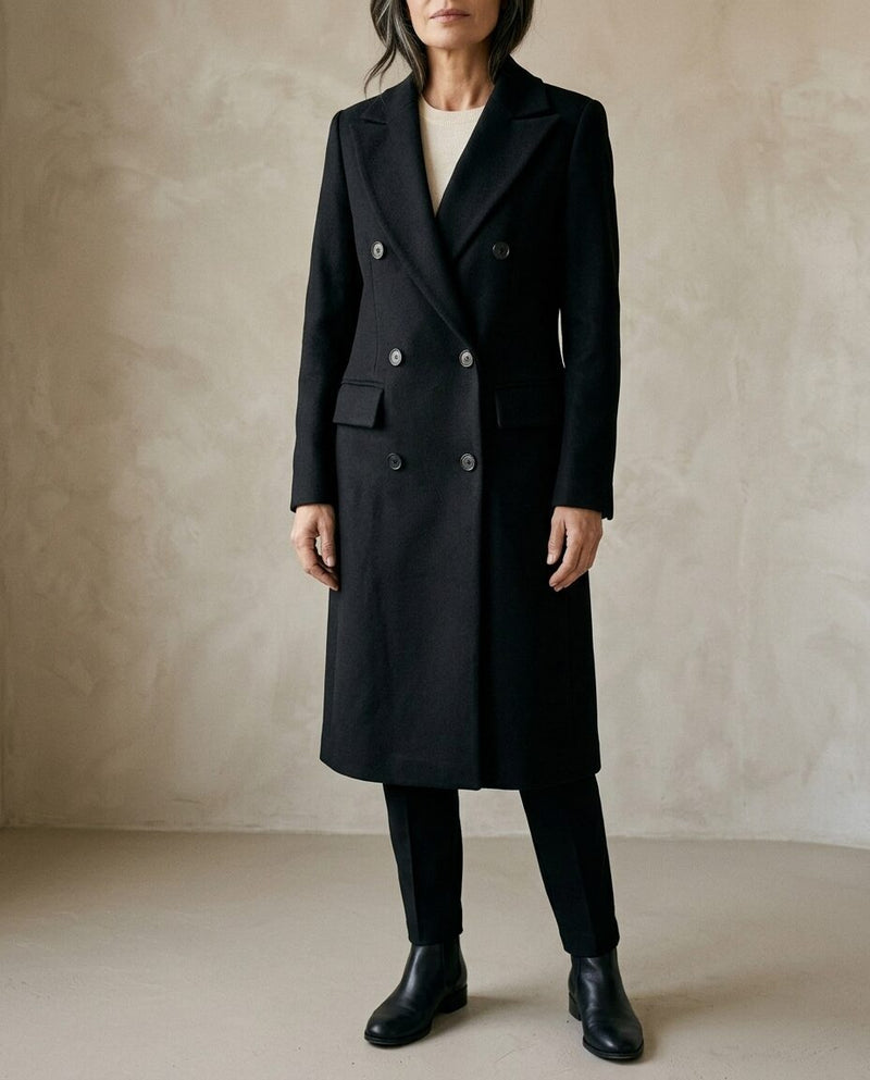 Vittoria | Cappotto Lungo Doppiopetto, colore nero, indossato di fronte