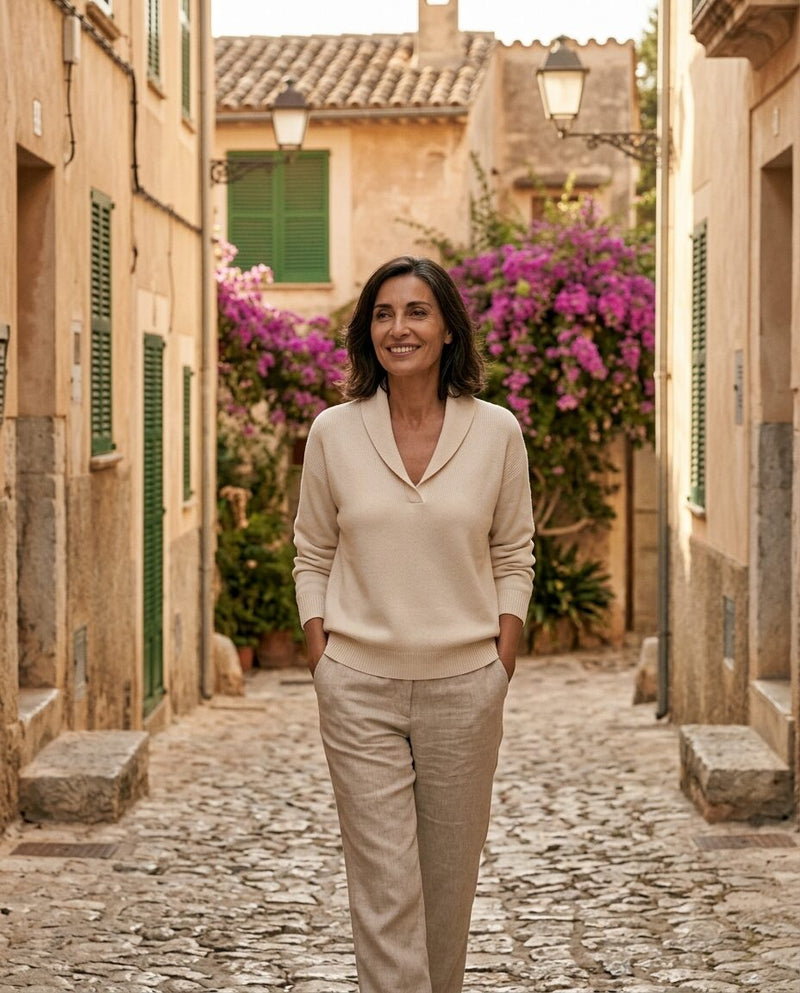Fiorella | Maglione con Scollo a V, colore crema, indossato in un vicolo di paese