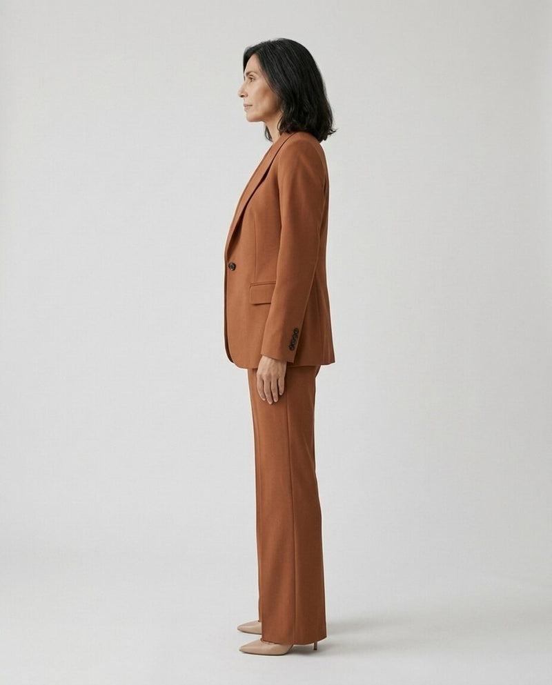 Rossella | Tailleur Pantalone Sartoriale, colore marrone, profilo laterale su modella