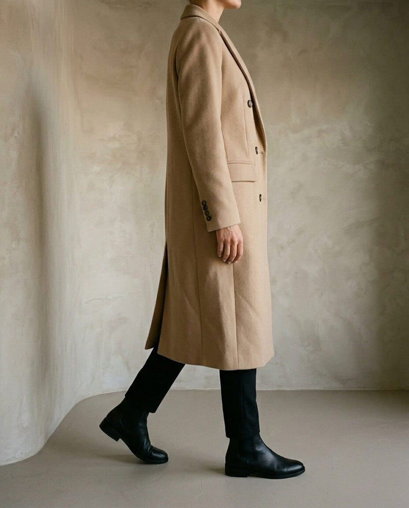 Vittoria | Cappotto Lungo Doppiopetto, colore beige, vista laterale in movimento
