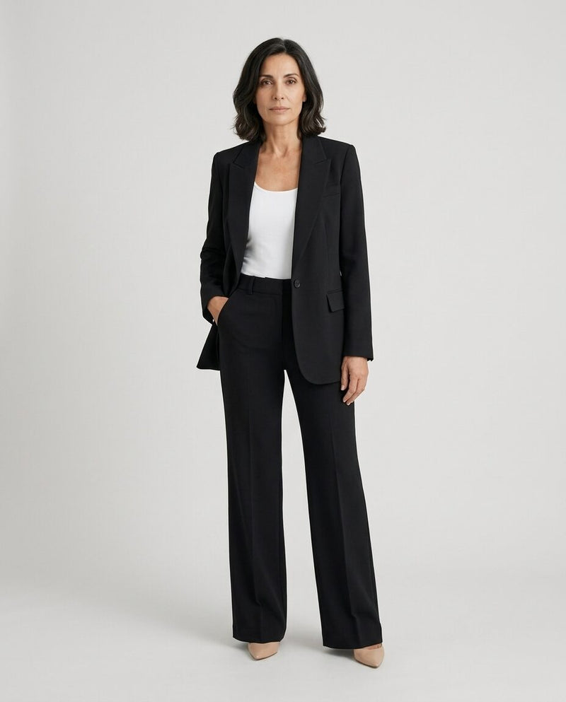 Rossella | Tailleur Pantalone Sartoriale, colore nero, vista frontale su modella