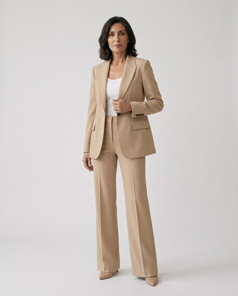 Rossella | Tailleur Pantalone Sartoriale, colore beige, vista frontale su modella