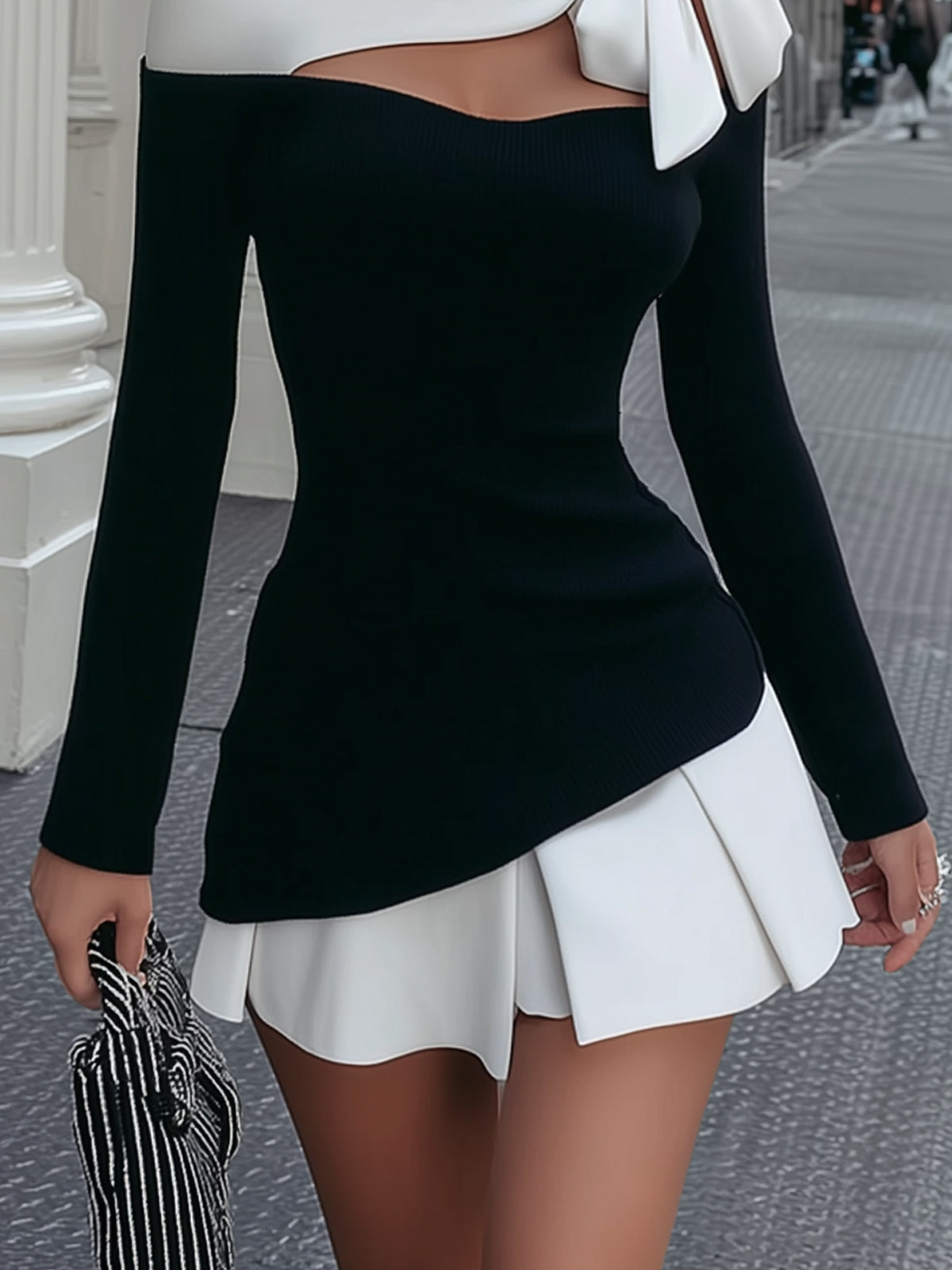 Faustine | Robe Mini Blanche et Noire à Bretelle et Nœud Cousu