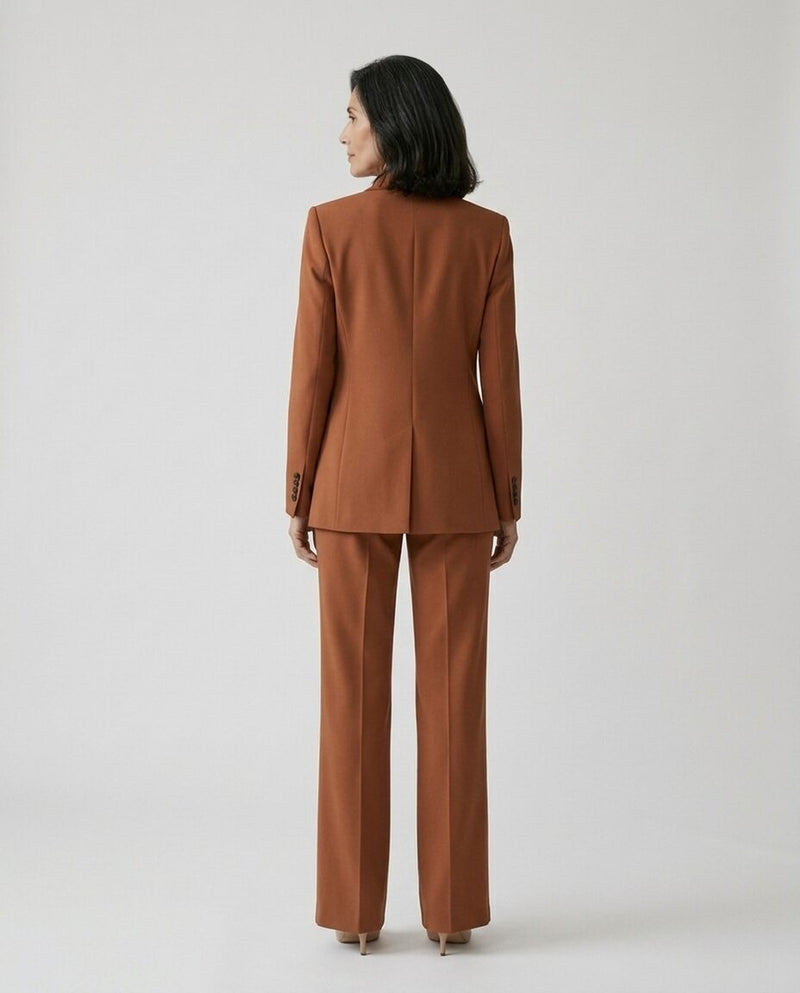 Rossella | Tailleur Pantalone Sartoriale, colore marrone, vista posteriore su modella