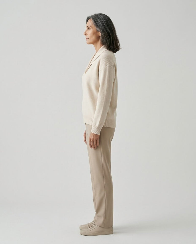 Fiorella | Maglione con Scollo a V, colore crema, indossato, vista laterale