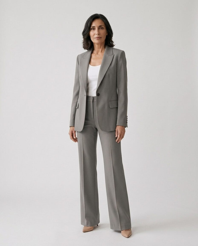 Rossella | Tailleur Pantalone Sartoriale, colore grigio, vista frontale su modella