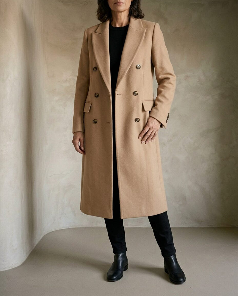 Vittoria | Cappotto Lungo Doppiopetto, colore beige, vestibilità e lunghezza sotto il ginocchio