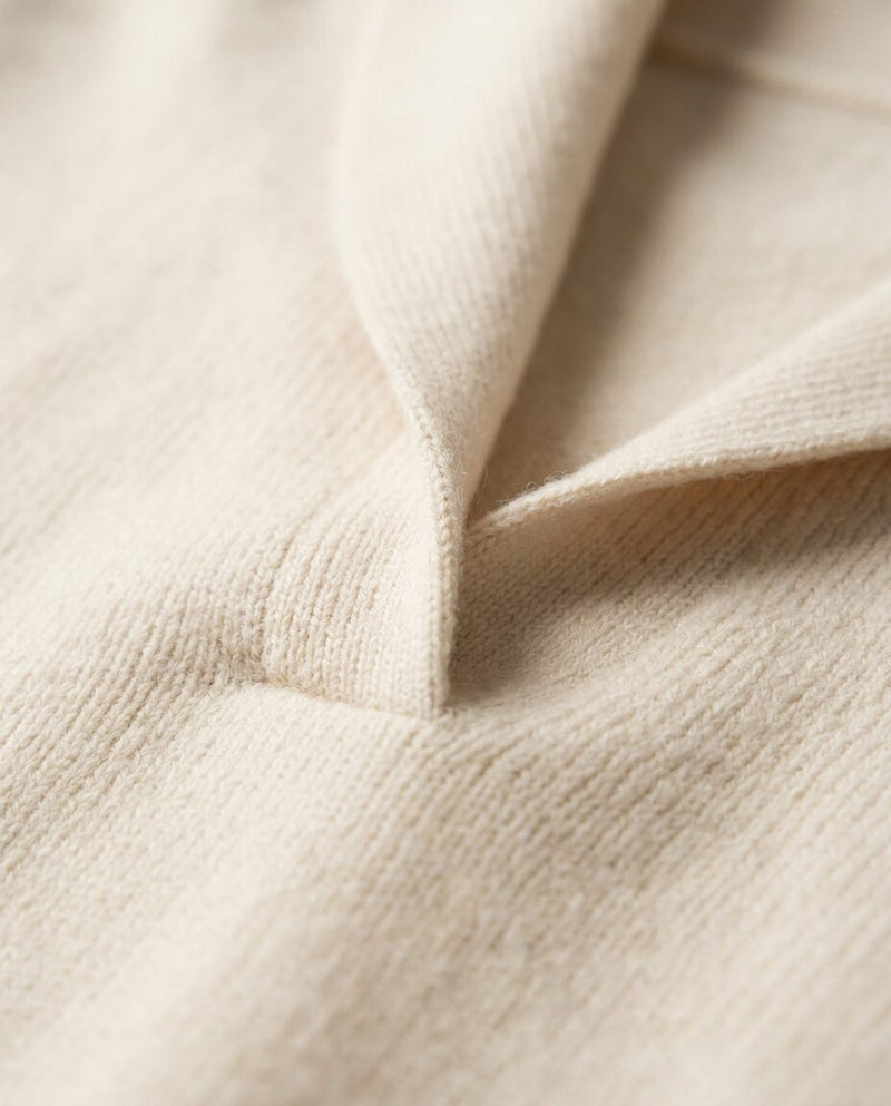 Fiorella | Maglione con Scollo a V, colore crema, dettaglio della maglia e dello scollo