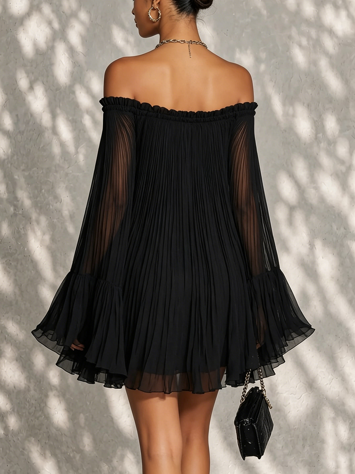 Océane | Robe Mini Noire à Manches Cloche et Épaules Dénudées Froncées