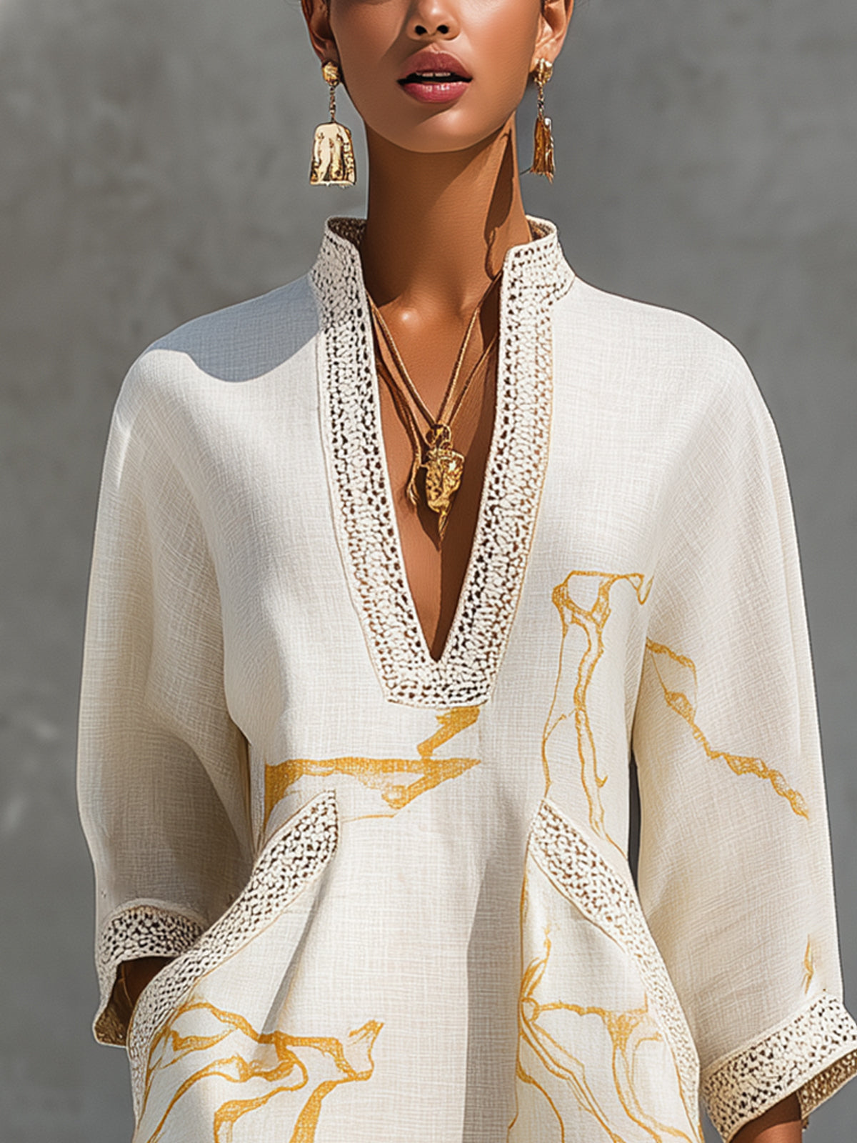 Aliénor | Robe Mini en Dentelle Crochetée Ivoire à Motifs Dorés et Décolleté en V
