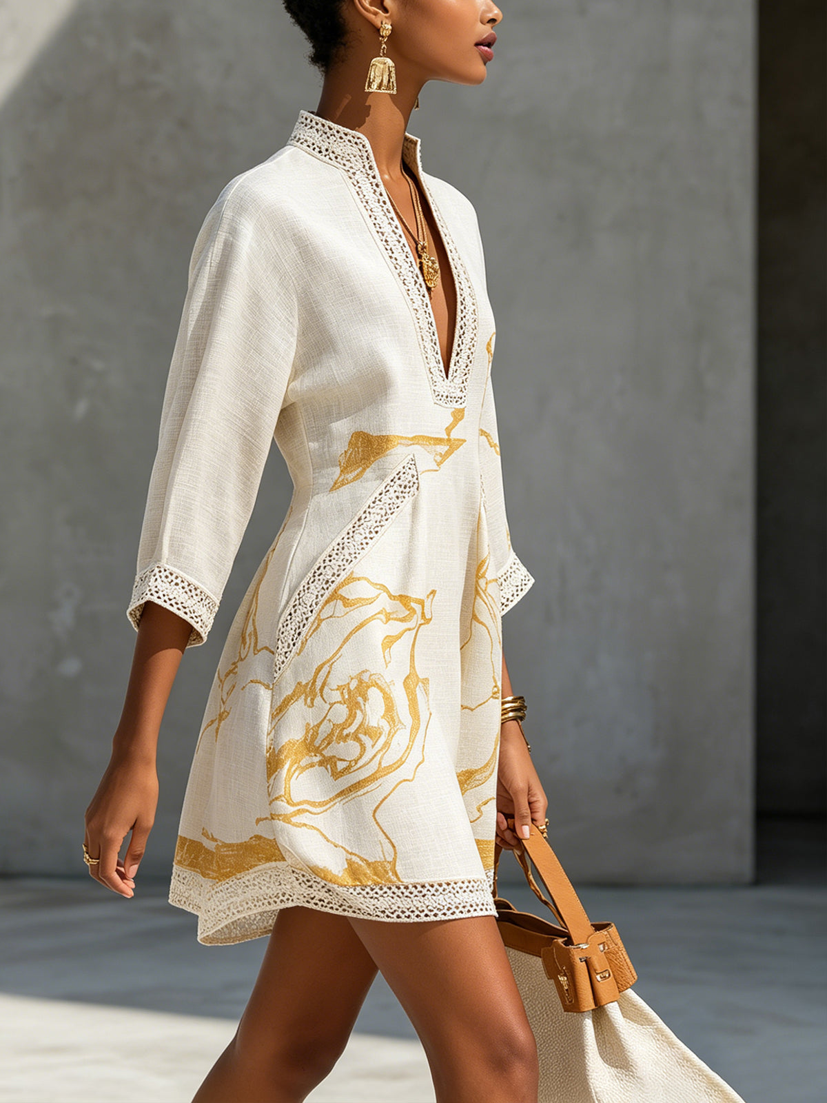 Aliénor | Robe Mini en Dentelle Crochetée Ivoire à Motifs Dorés et Décolleté en V