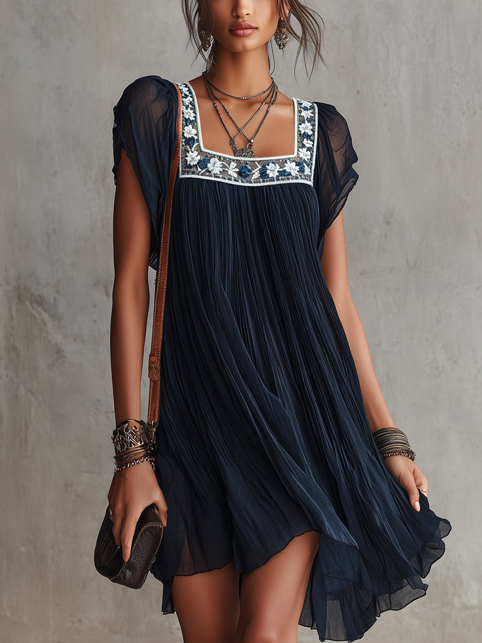 Apolline | Robe Mini Plissée en Mousseline Brodée de Fleurs Bleu Marine