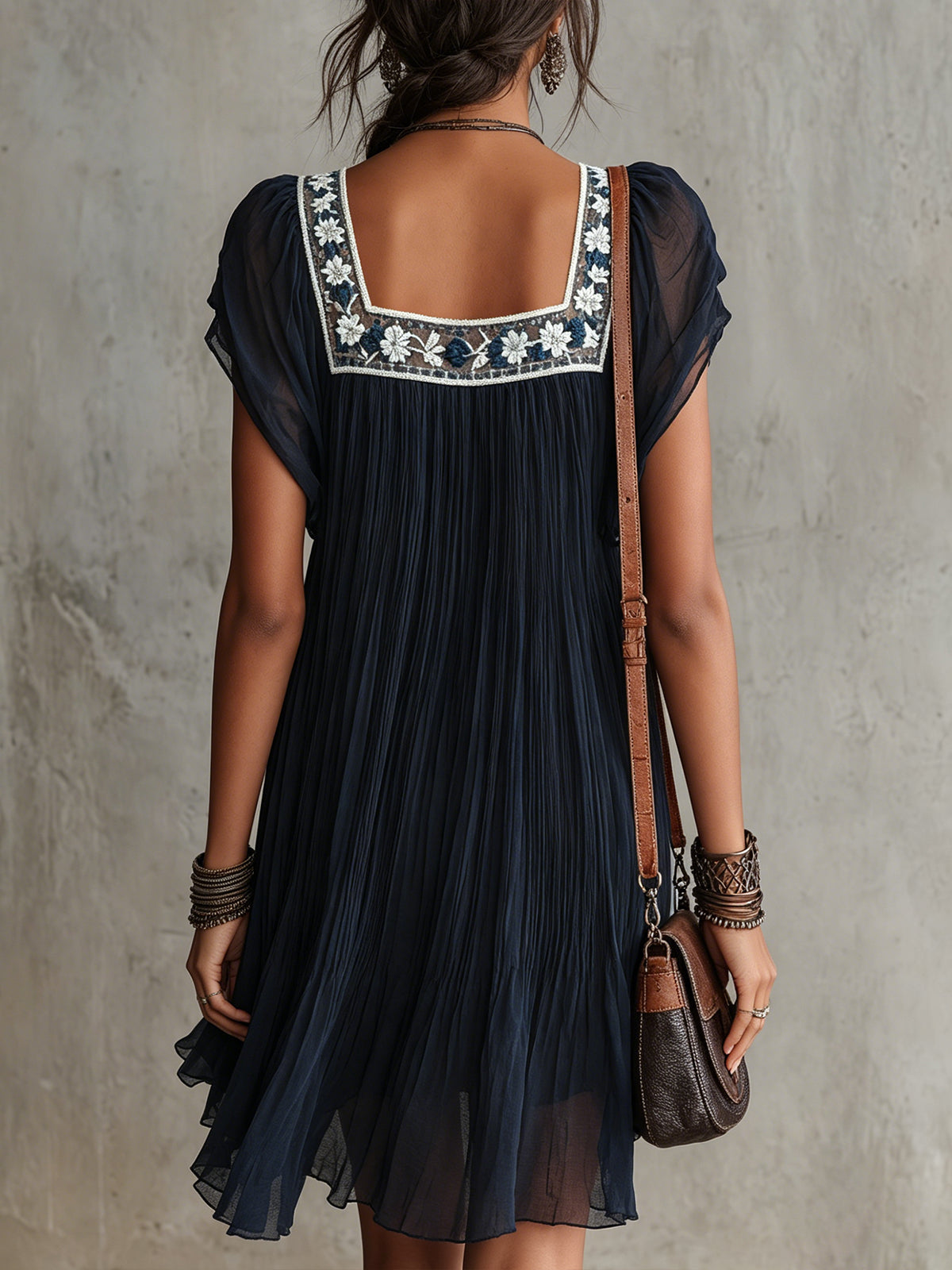 Apolline | Robe Mini Plissée en Mousseline Brodée de Fleurs Bleu Marine