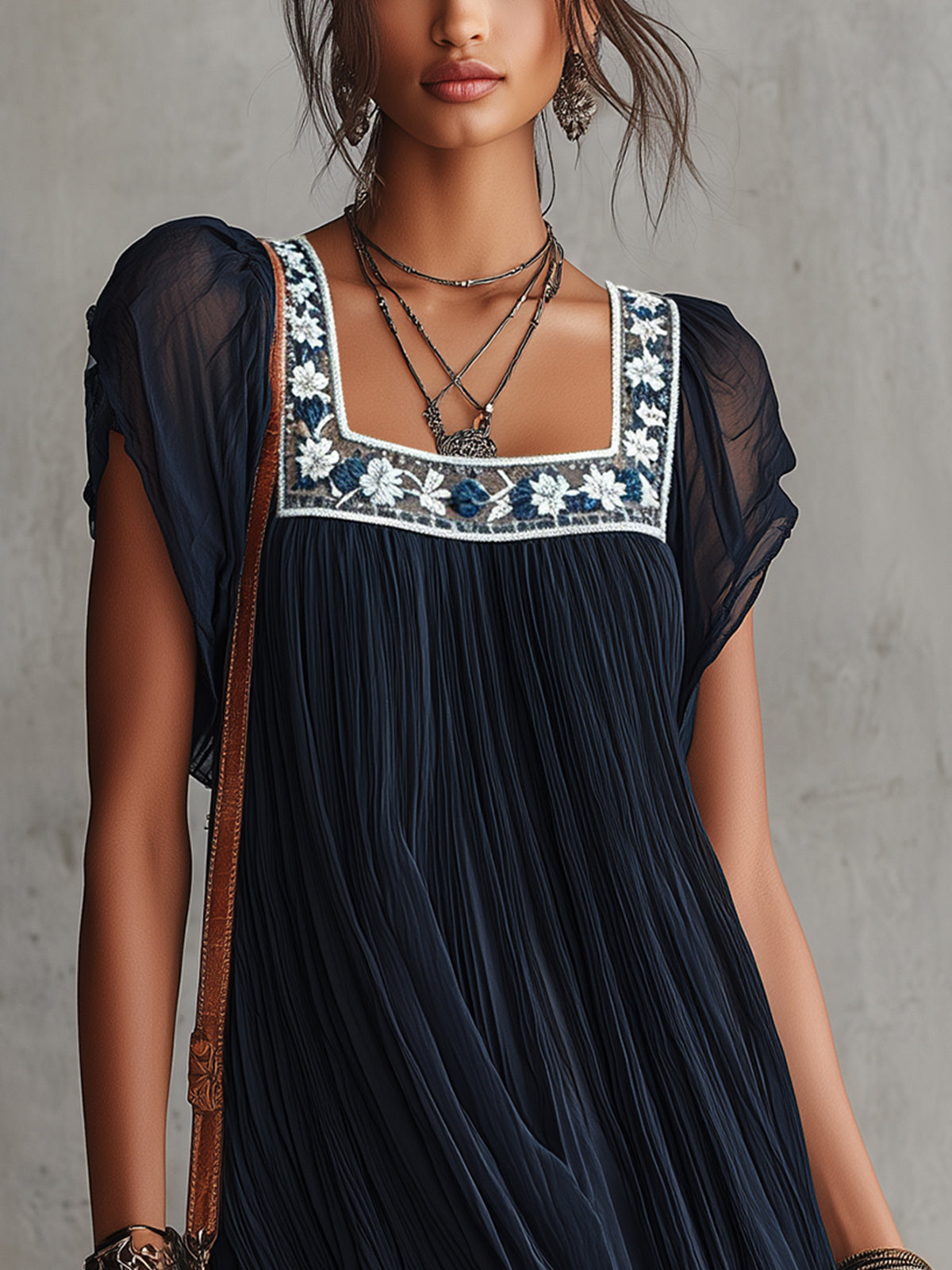 Apolline | Robe Mini Plissée en Mousseline Brodée de Fleurs Bleu Marine