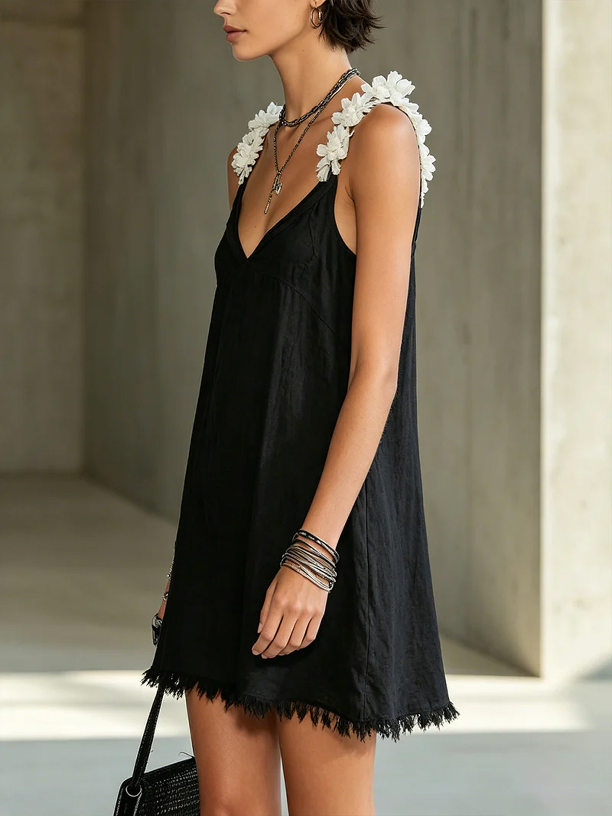 Noémie | Robe Mini Noire à Décolleté en V et Bretelles Florales