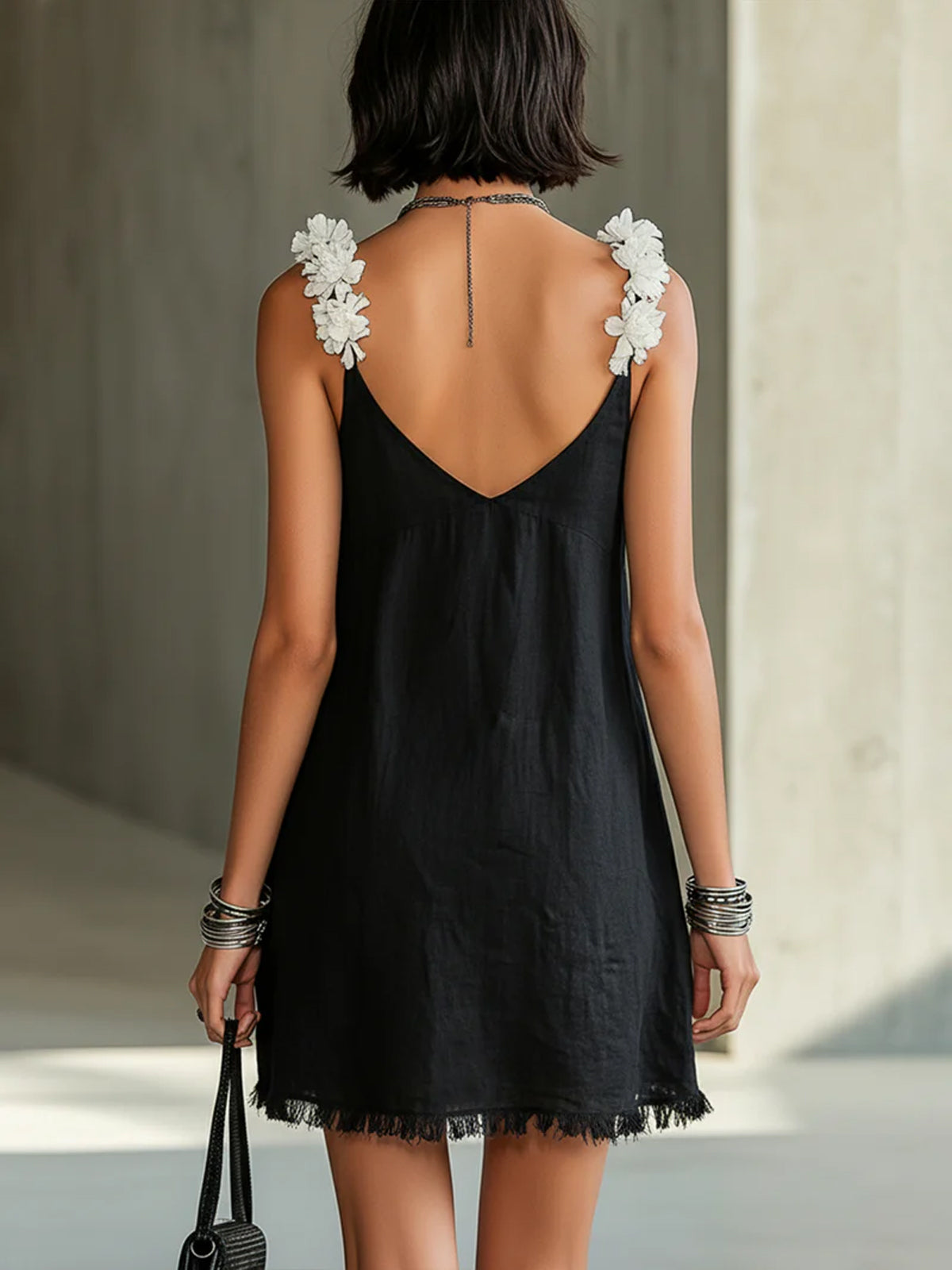 Noémie | Robe Mini Noire à Décolleté en V et Bretelles Florales