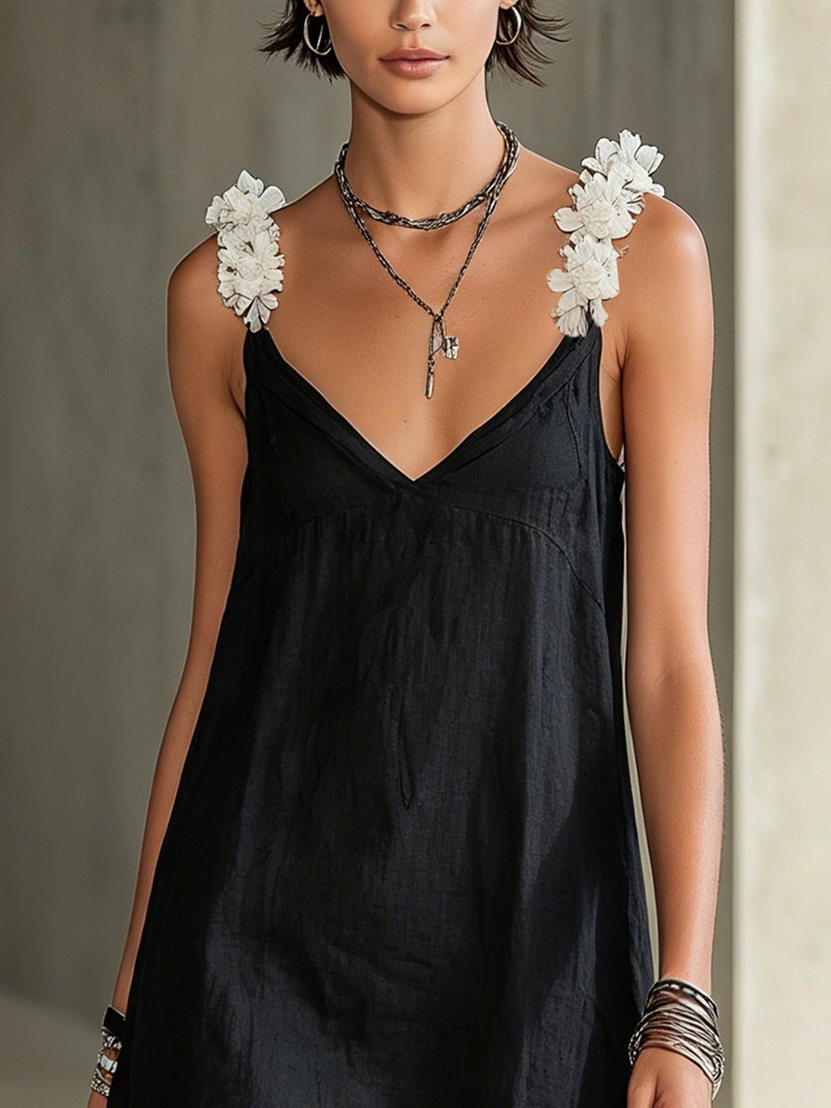Noémie | Robe Mini Noire à Décolleté en V et Bretelles Florales