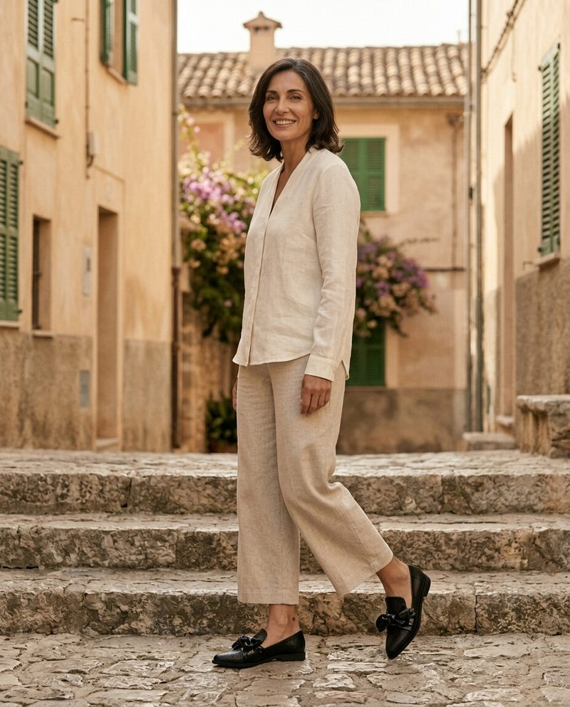 Gabriella · mocassini neri con fiocco lucido, colore nero, in un borgo italiano