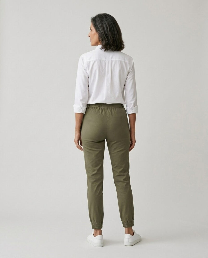 Renata | Pantalone con Polsino alla Caviglia, colore verde militare, vista posteriore