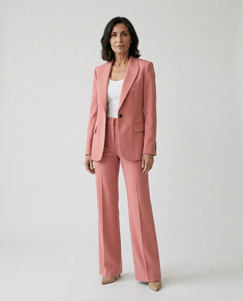 Rossella | Tailleur Pantalone Sartoriale, colore rosa, vista frontale su modella