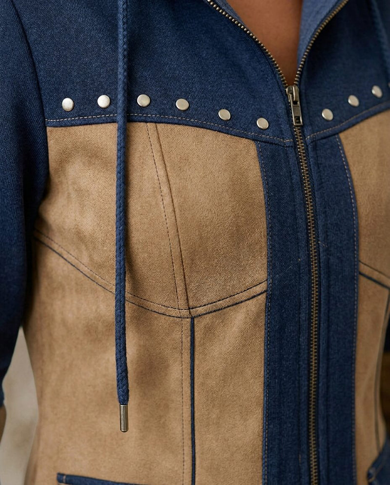 Veronica | Giacca con Cappuccio Bimateriale, colore blu navy e beige, dettaglio rivetti e tasca
