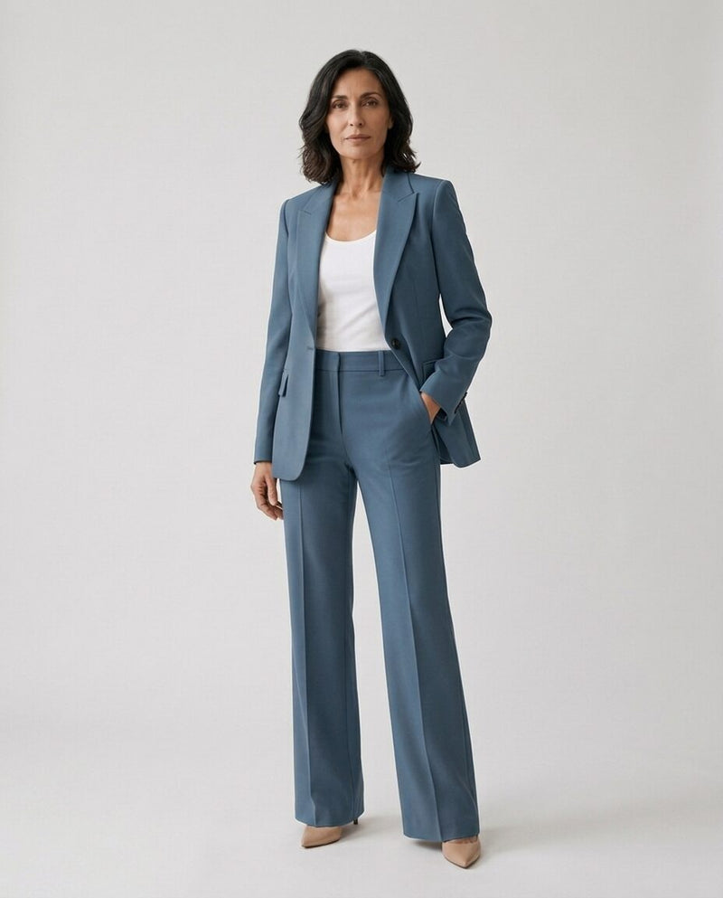Rossella | Tailleur Pantalone Sartoriale, colore blu, vista frontale su modella