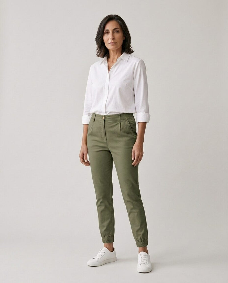 Renata | Pantalone con Polsino alla Caviglia, colore verde militare, vista frontale con camicia bianca