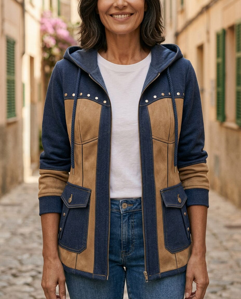 Veronica | Giacca con Cappuccio Bimateriale, colore blu navy e beige, indossata in un borgo italiano