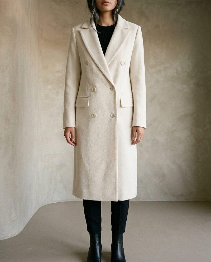 Vittoria | Cappotto Lungo Doppiopetto, colore bianco, indossato di fronte