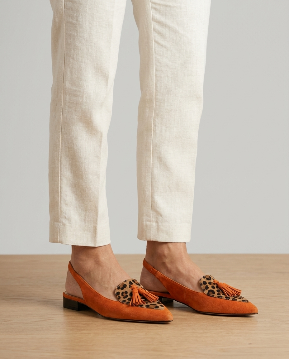 Eliza · sandali con nappine, colore arancione e leopardo, indossati