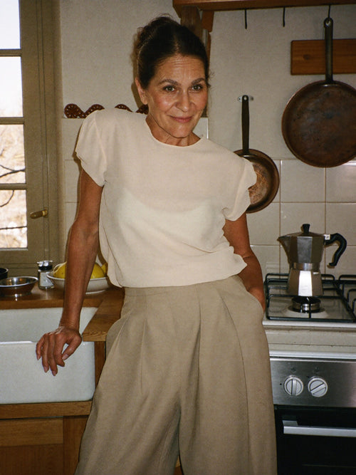 Cliente Foromo Milano con blusa écru e pantaloni ampi